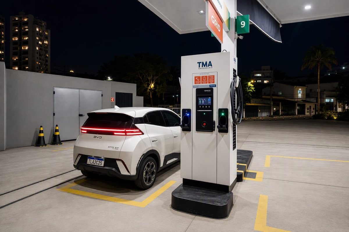 Eletroposto de recarga rápida DC da TMA Engenharia em posto, com carro elétrico BYD carregando à noite em São Paulo